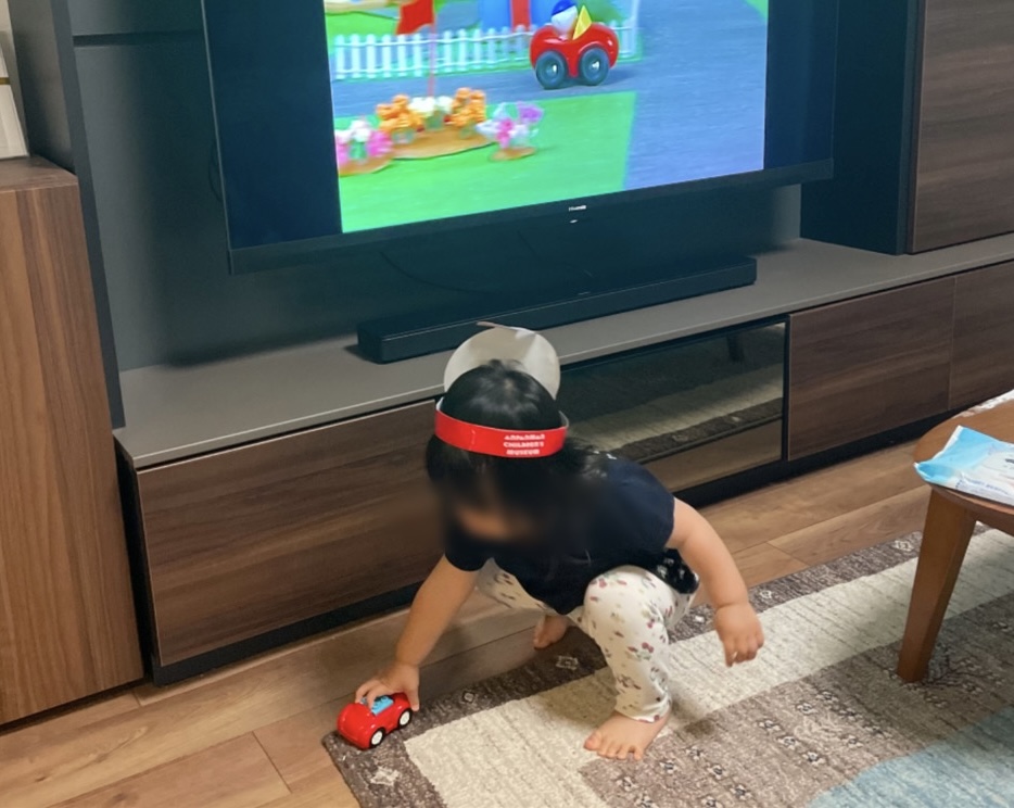 レゴの車のおもちゃで遊ぶ娘